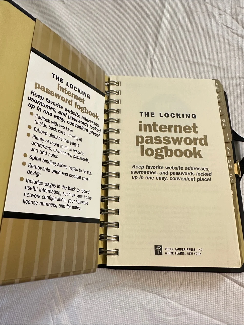💜The Locking Internet Password Logbook - Gold & Black